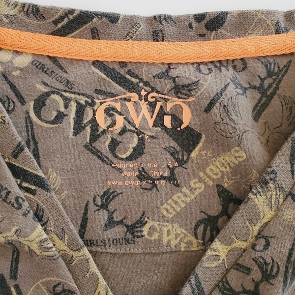 1015 * Girls with Guns Camo V Neck Tee Tan/Green Size Unknown - Picture 3 of 8